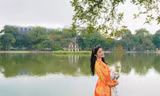 'Đối thủ' Hoa hậu Đỗ Thị Hà tại 'Miss World 2021' thả dáng thướt tha giữa Thủ đô Hà Nội