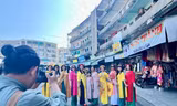 'Phim trường' chợ Đầm Nha Trang hút giới trẻ check-in dịp Tết