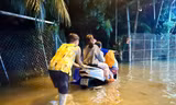 Nhiều nơi ở Nha Trang ngập nặng, nước tràn vào nhà dân