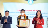 Bà Võ Thị Ánh Xuân, Phó Chủ tịch nước và anh Nguyễn Anh Tuấn, Bí thư thứ nhất T.Ư Đoàn trao danh hiệu "Sinh viên 5 tốt" cấp T.Ư năm 2021. Ảnh: Dương Triều
