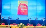 Bí thư thứ nhất T.Ư Đoàn Nguyễn Anh Tuấn (thứ 3, từ phải sang) cùng các đại biểu bấm nút ra mắt sách điện tử “Vững vàng niềm tin – Tự hào tiến bước”.