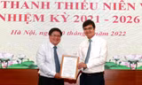 Bí thư thường trực T.Ư Đoàn Bùi Quang Huy trao quyết định Chủ tịch Hội đồng Học viện Thanh thiếu niên Việt Nam cho TS. Trịnh Minh Thái (bên trái)