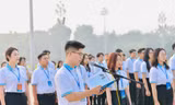 Đại biểu Đại hội Hội sinh viên Thành phố Hà Nội báo công, vào Lăng viếng Bác