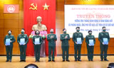 Trưởng Ban vì sự tiến bộ phụ nữ Bộ Quốc phòng và Thượng tướng Đỗ Căn, Phó Chủ nhiệm Tổng cục Chính trị QĐND Việt Nam biểu dương những gia đình quân nhân tiêu biểu, tích cực tham gia phòng chống COVID-19. Ảnh: Trọng Đức