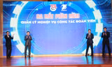 Các đại biểu nhấn nút ra mắt Phần mềm quản lý nghiệp vụ công tác đoàn viên. Ảnh: Bảo Anh