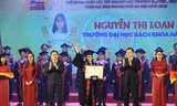 Ủy viên Bộ Chính trị, Bí thư Thành ủy Hà Nội Vương Đình Huệ và Bí thường trực T.Ư Đoàn, Chủ tịch T.Ư Hội LHTN Việt Nam Nguyễn Anh Tuấn trao thưởng vinh danh các thủ khoa xuất sắc tốt nghiệp năm 2020. Ảnh: Bảo Anh