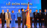 Anh Nguyễn Anh Tuấn, Uỷ viên T.Ư Đảng, Bí thư thứ nhất T.Ư Đoàn, Chủ tịch Hội LHTN Việt Nam trao Huân chương Lao động hạng Nhất cho Đoàn Trường ĐH Kinh tế Quốc dân