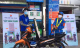 Các tình nguyện viên được hỗ trợ xăng xe đi lại thực hiện nhiệm vụ phòng chống dịch bệnh.