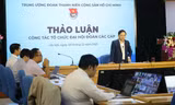 Anh Nguyễn Anh Tuấn, Ủy viên T.Ư Đảng, Bí thư thứ nhất T.Ư Đoàn trao đổi tại buổi tập huấn kiến thức, nghiệp vụ, kỹ năng công tác tổ chức Đại hội Đoàn các cấp. 