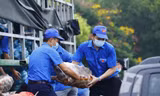Đoàn viên, thanh niên Thủ đô vận chuyển rau, củ quả, nhu phiếu phẩm cho người dân trong thời điểm Hà Nội thực hiện giãn cách xã hội. Ảnh: Minh Đức