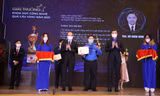 Anh Bùi Quang Huy, Ủy viên dự khuyết T.Ư Đảng, Bí thư thường trực T.Ư Đoàn (bên phải) trao phần thưởng cho các tài năng trẻ Qủa cầu vàng 2021. Ảnh: Lâm Đăng Hải