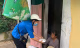 Thanh niên tình nguyện trao tặng suất cơm cho người nghèo trong chương trình chương trình “Triệu bữa cơm - Hà Nội nghĩa tình”