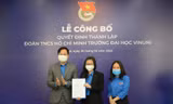 Anh Trần Quang Hưng, Phó Bí thư Thành Đoàn, Chủ tịch Hội Sinh viên TP Hà Nội trao quyết định thành lập Đoàn trường ĐH VinUni. Ảnh: Dương Triều