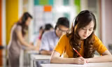 Thí sinh thi IELTS trên giấy sẽ nhận được hỗ trợ và hướng dẫn tận tình từ cán bộ khảo thí của Hội đồng Anh.