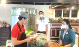 NSƯT Xuân Bắc livestream tại bếp ăn thanh niên để kêu gọi thêm nhiều suất ăn 0 đồng cho người nghèo.