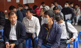 Xếp hàng rồng rắn chờ đổi giấy phép lái xe ở Hà Nội