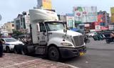 Xe container rơi thùng hàng giữa ngã 6 ở TPHCM, khiến giao thông rối loạn