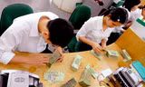 Lãi suất vay cao khiến chi phí doanh nghiệp bị đội lên nhiều. Ảnh: Ngọc Châu