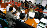 Công chức ngành thuế đang làm việc. Ảnh: Hồng Vĩnh
