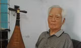 Nhạc sĩ Nguyễn Văn Tý bên cây đàn cuối cùng. Ảnh: T.N.A