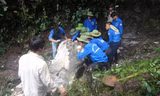 Tình nguyện viên hội đồng hương Thanh Hóa trường Đại học Kinh tế Quốc dân làm đường tại xã Hạ Trung. Ảnh: Bảo Phương