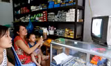 Người dân Đà Nẵng, Quảng Nam đang dùng truyền hình analog phải mua đầu thu kỹ thuật số công nghệ mới trước ngày 1/7/2015. Ảnh: Như Ý