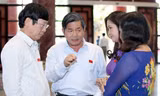 Đại biểu Quốc hội trao đổi bên hành lang kỳ họp. Ảnh: Hồng Vĩnh