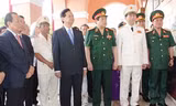 Thủ tướng Nguyễn Tấn Dũng dâng hương tại Bảo tàng Hồ Chí Minh