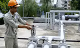 Công nhân đang vận hành tại trạm bơm Trúc Bạch - Hà Nội. Ảnh: Ngọc Châu