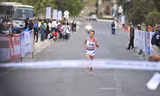 Phạm Thị Bình đánh đích đầu tiên ở nội dung marathon của nữ với đôi chân trần quen thuộc. Ảnh Hoàng Anh.