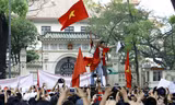 Phản đối Trung Quốc đặt giàn khoan trái phép vùng biển của Việt Nam. ảnh: như ý