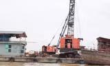 Cẩu và tàu hút cát hoành hành trên sông Hồng 