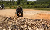 Đường 9B đang bị băm nát vì xe quá tải