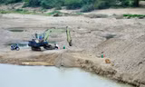Có những nơi bị đào sâu tạo nên các vũng nước lớn khiến cho dòng nước càng dễ xoáy sâu và quét vào hai bên bờ. Ảnh: Cẩm Kỳ