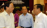 Trưởng Ban Tổ chức Trung ương Tô Huy Rứa (bìa trái) trao đổi với các đại biểu tại hội nghị cán bộ toàn quốc. Ảnh: LT