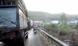 Hàng trăm xe tải né trạm cân gây ách tắc dài 3km trên QL 1A tại Phú Yên sáng 14/4. Ảnh: Văn Tài