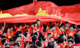 Người hâm mộ đang bày tỏ tình yêu cuồng nhiệt cùng U19 Việt Nam. Ảnh: Như Ý
