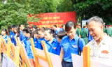 Đoàn viên, thanh niên lắng nghe chia sẻ của cựu chiến binh thời kỳ Ba sẵn sàng. Ảnh: Trường Phong