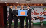 Phó Thủ tướng Nguyễn Xuân Phúc tặng quà Vietcombank