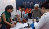 Dịch giả Nguyễn Xuân Hồng ký tặng bạn đọc tại Hội chợ sách