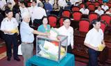 Đại biểu bỏ phiếu tín nhiệm trong kỳ họp thứ 5, Quốc hội khóa XIII. ảNH: hỒNG vĨNH