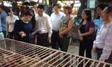Bộ trưởng Nguyễn Thị Kim Tiến kiểm tra tại chợ gia cầm Giếng Vuông (Lạng Sơn)