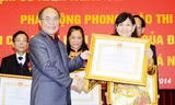 Chủ tịch Quốc hội Nguyễn Sinh Hùng thay mặt Chủ tịch nước trao tặng cho bệnh viện Bạch Mai Huân chương Lao động. Ảnh: An ninh Thủ đô