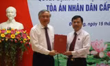 Chánh án Tòa án nhân dân tối cao Nguyễn Hòa Bình trao quyết định cho đồng chí Nguyễn Văn Dũng. Ảnh chinhphu.vn