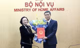 Bộ trưởng Nội vụ Phạm Thị Thanh Trà trao quyết định cho tân Vụ trưởng Vụ Tổ chức - Biên chế Vũ Hải Nam