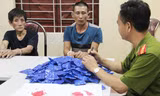 Nguyễn Đức Thịnh và Nguyễn Viết Cường cùng tang vật liên quan tại cơ quan điều tra.