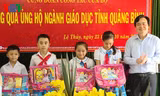 Bộ trưởng Phùng Xuân Nhạ tặng quà cho học sinh vùng lũ Quảng Bình