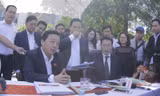 Bộ trưởng Trần Hồng Hà "chất vấn" TS TS. Tadashi Yamamura, Chủ tịch Tổ chức xúc tiến Thương mại- Môi trường Nhật Bản trưa nay. 