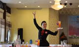 Thí sinh trình diễn pha chế.