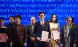 Nghệ sĩ Minh Hải (thứ ba bìa phải) được chọn thể hiện hình tượng Bác trong vở Người đi dép cao su